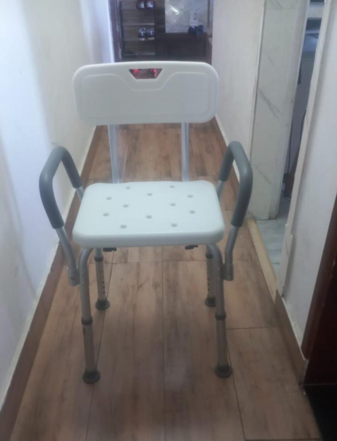 Cadeira de banho destinada ao apoio nos cuidados diários.