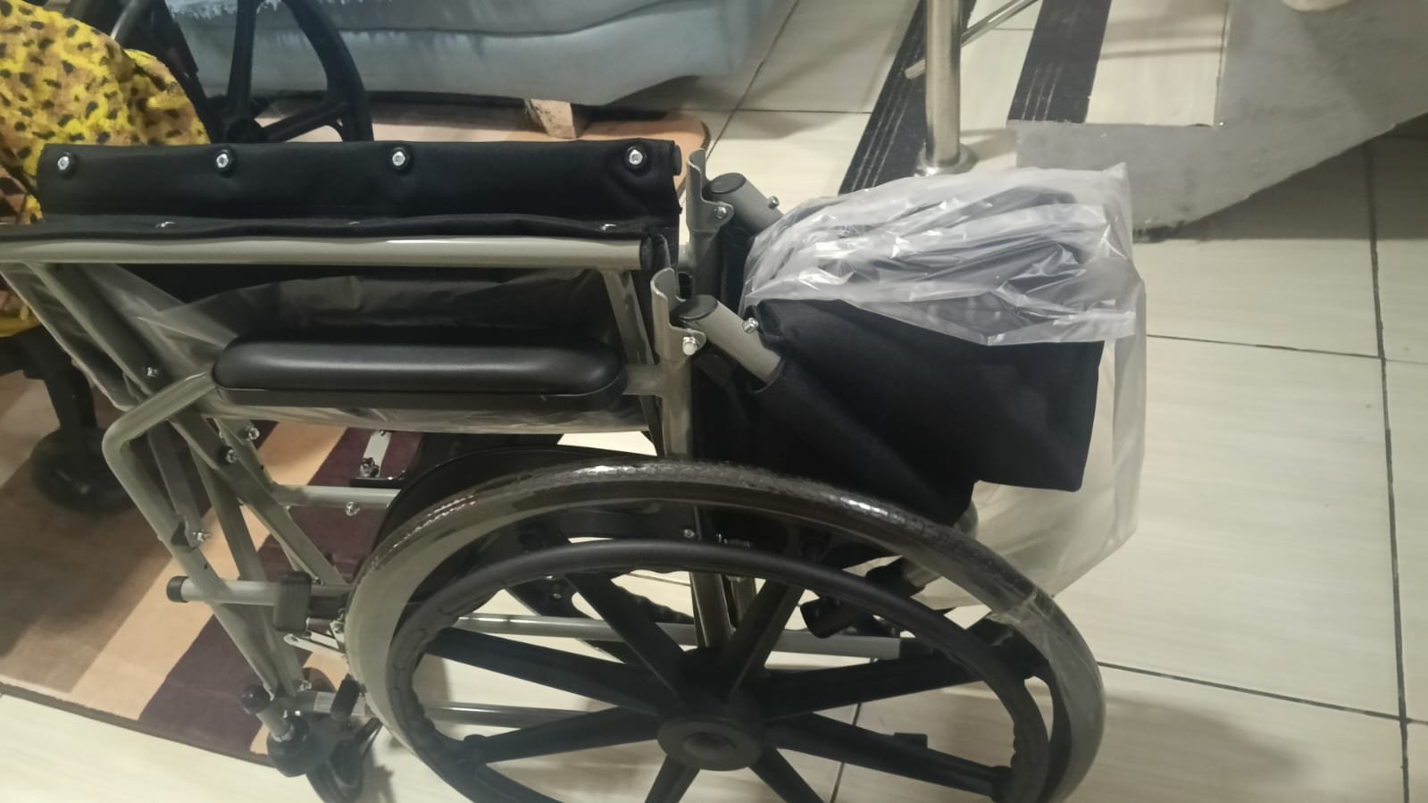 Cadeira de rodas disponibilizada para doação.
