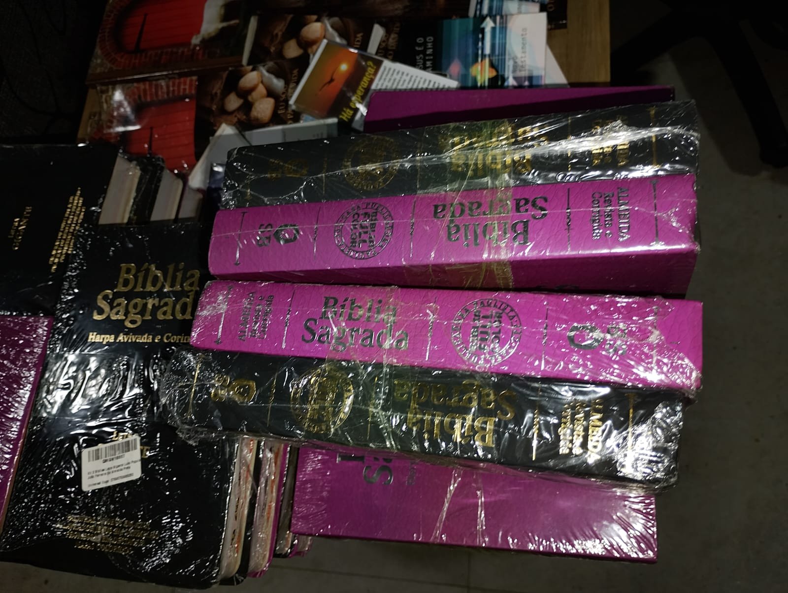 Pilhas de Bíblias preparadas.