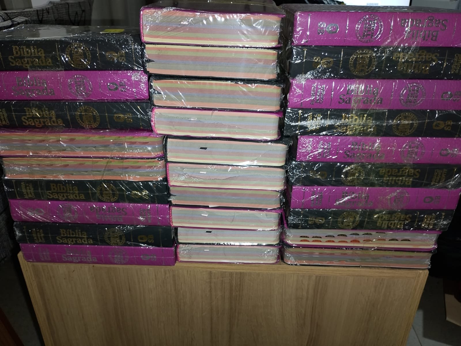 Bíblias e materiais evangelísticos preparados para distribuição