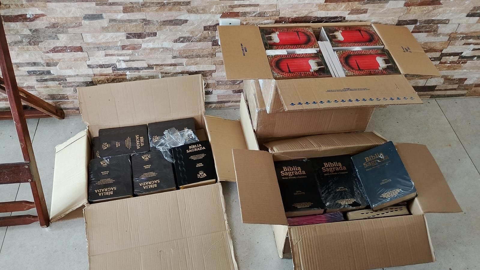 Caixas preparadas para o transporte.