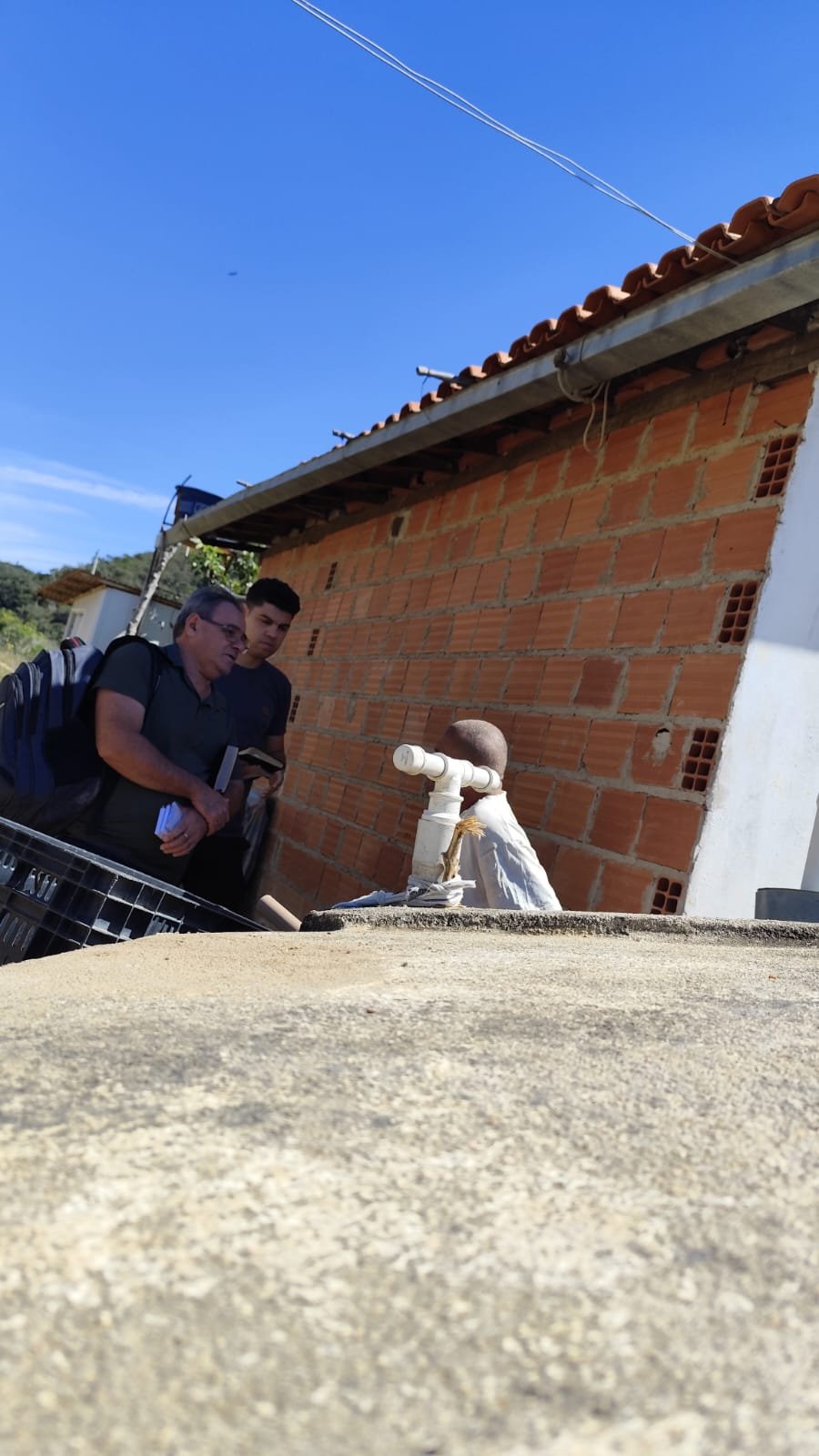 Evangelismo de porta em porta em Pau Alto.