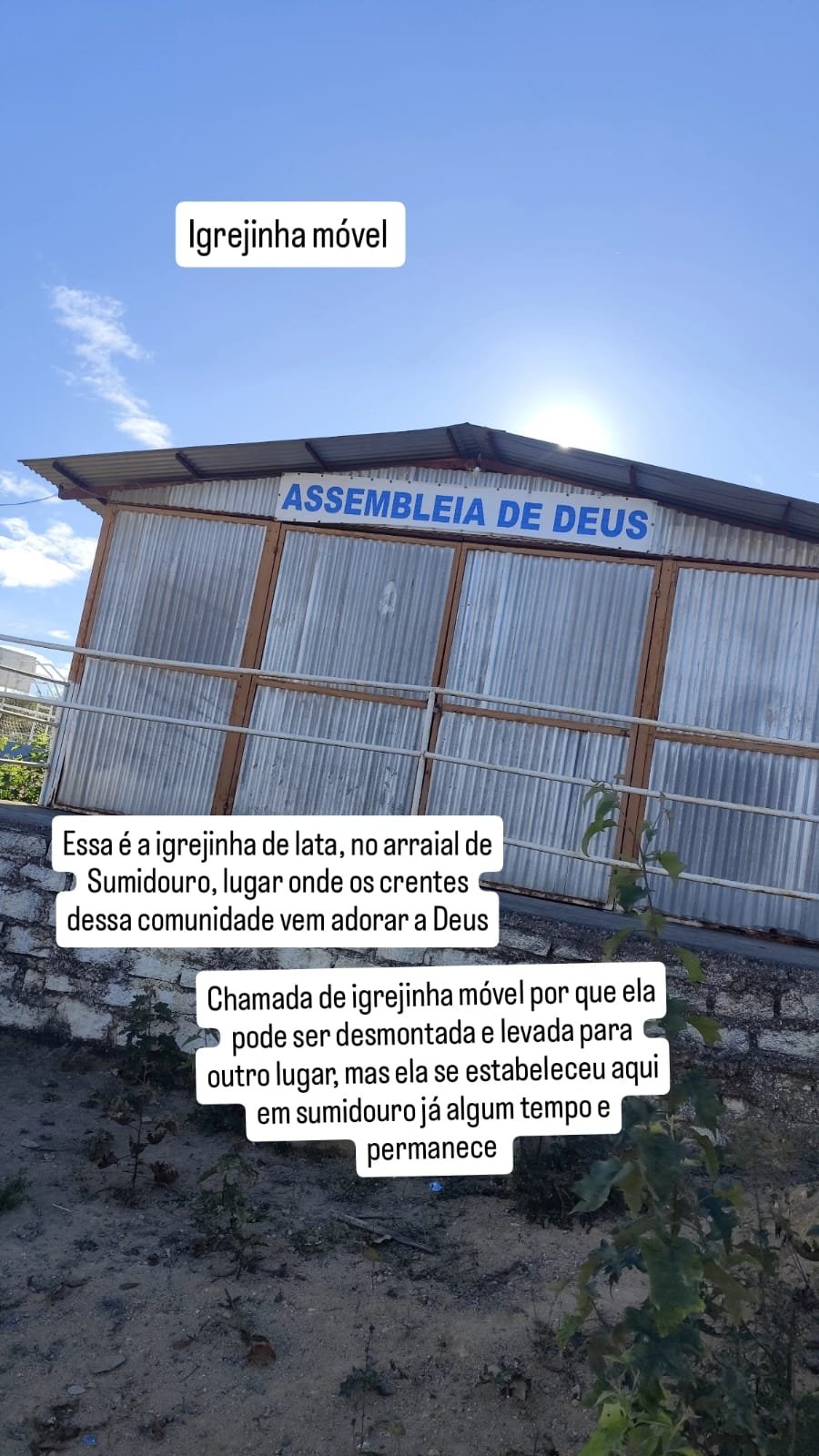 O arraial de Sumidouro e a igrejinha móvel da Assembleia de Deus.