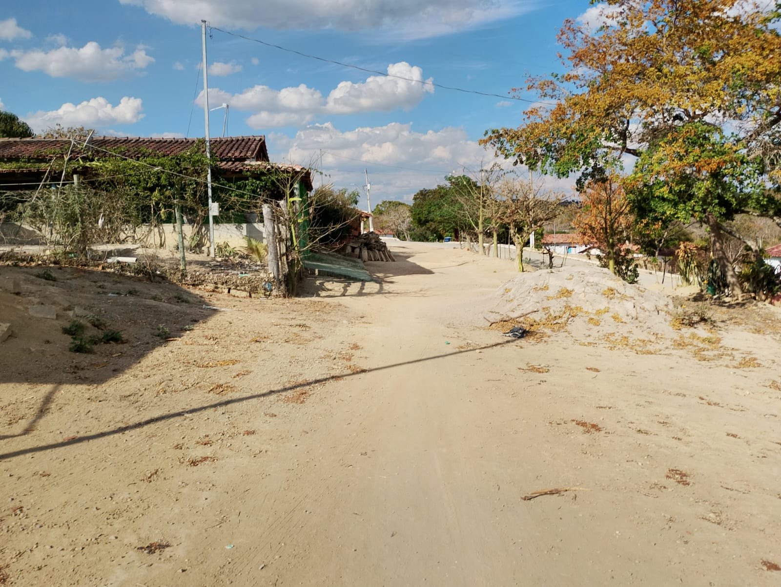 O arraial de Sumidouro e a igrejinha móvel da Assembleia de Deus.