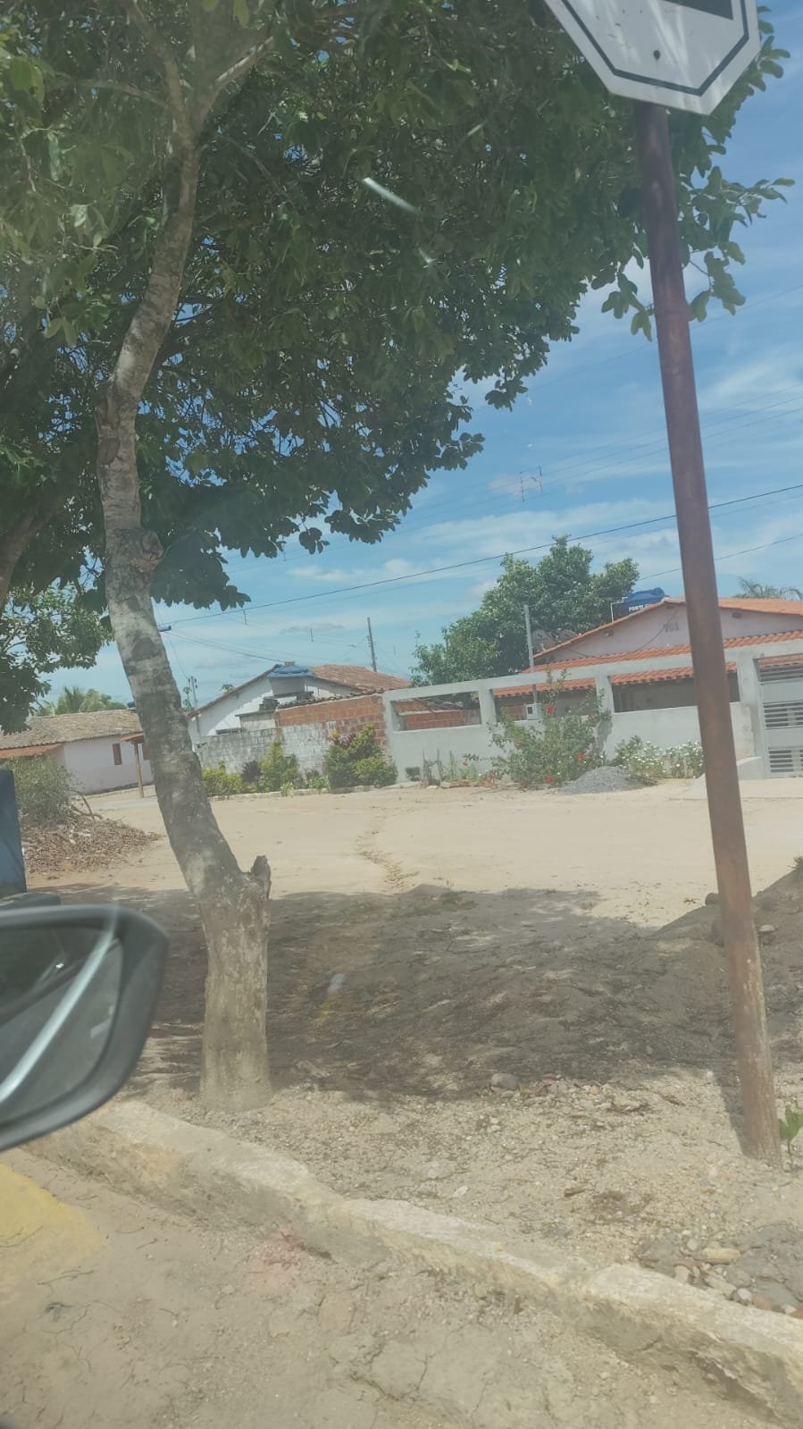 Vista, ruas e praça do Arraial de Água Boa durante a programação missionária.
