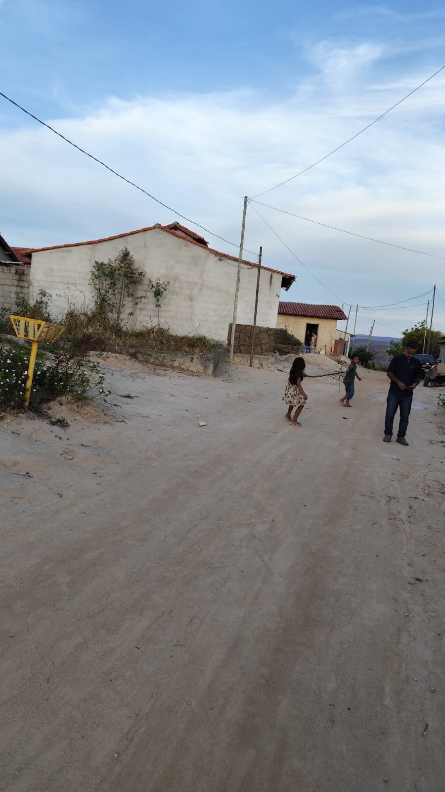 Vista, ruas e praça do Arraial de Água Boa durante a programação missionária.