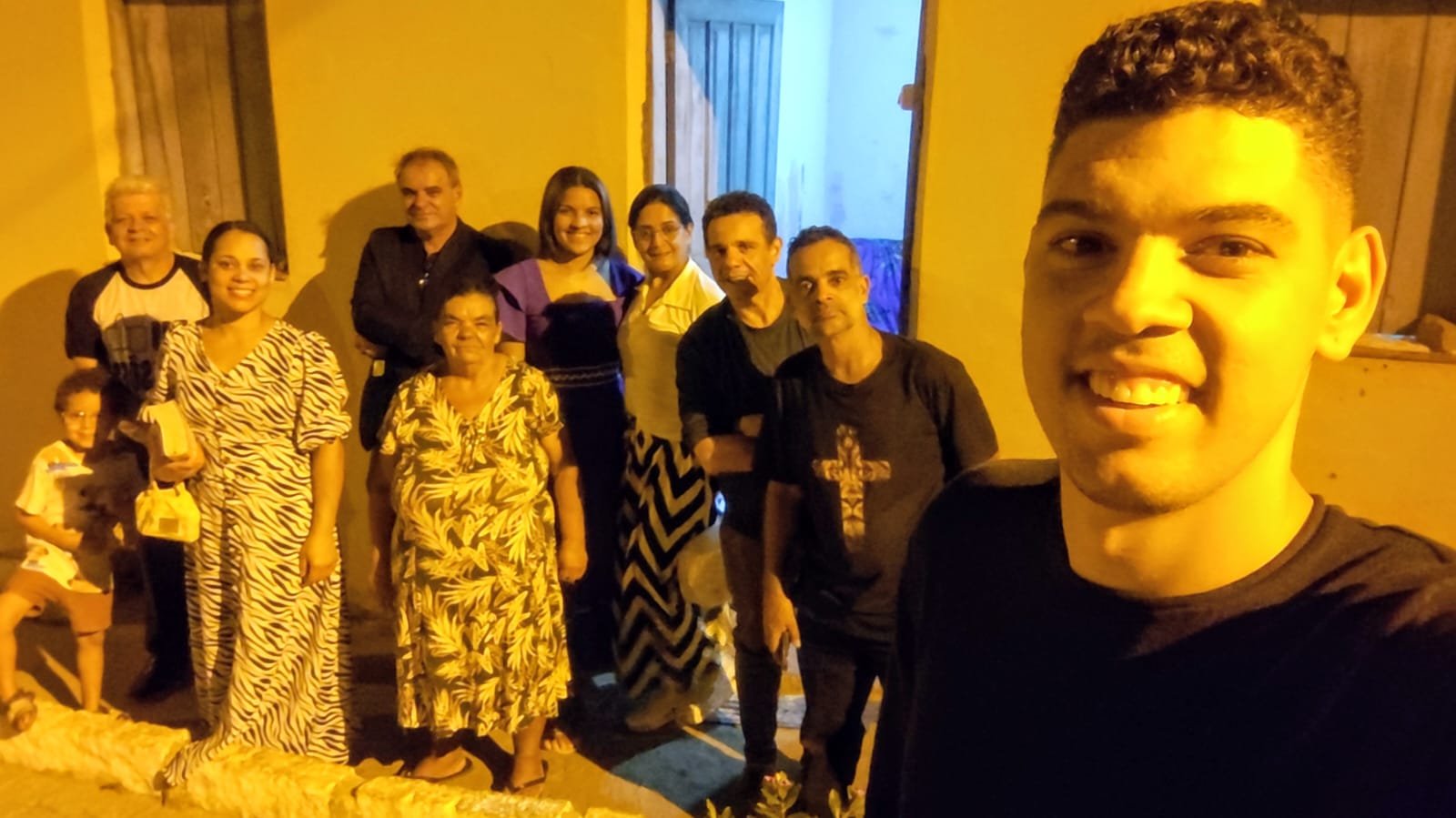 Registros do evangelismo e da programação noturna no Arraial de Marcela.