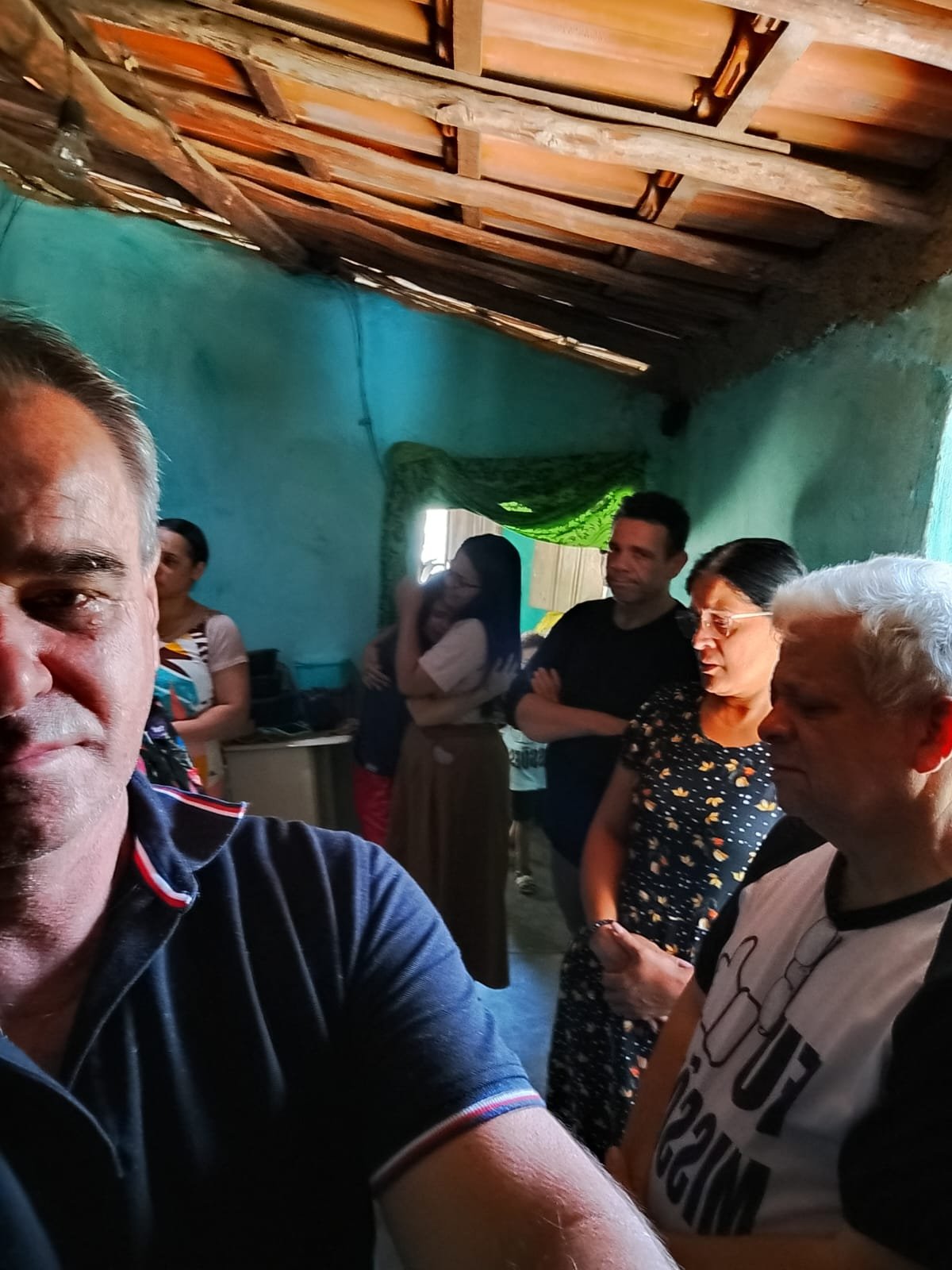 Culto, oração e comunhão na casa do irmão Valci.