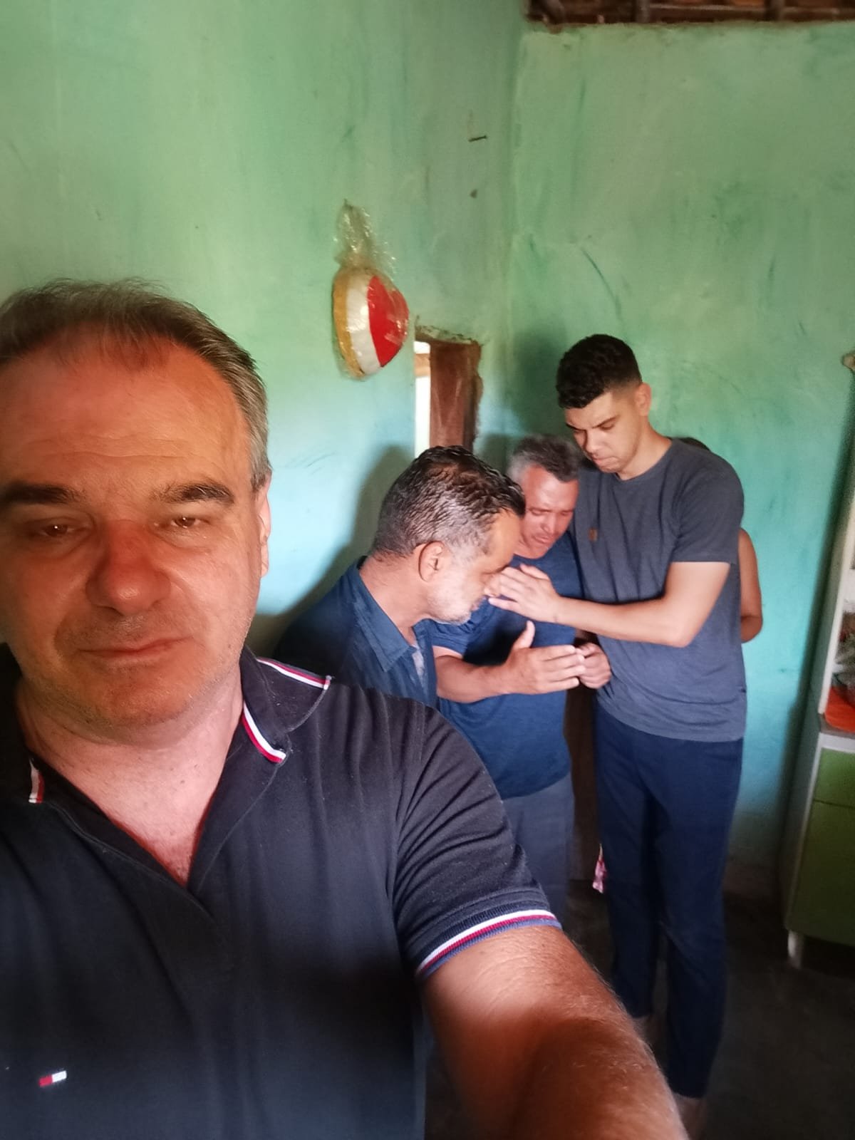Culto, oração e comunhão na casa do irmão Valci.