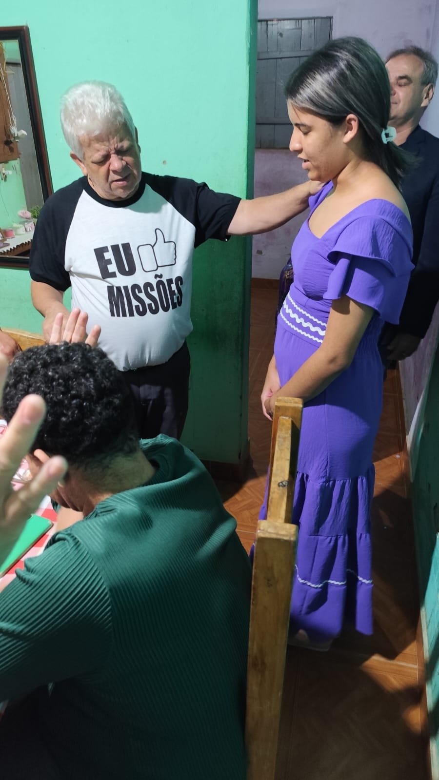 Oração e comunhão com os irmãos na casa da irmã Zilma.