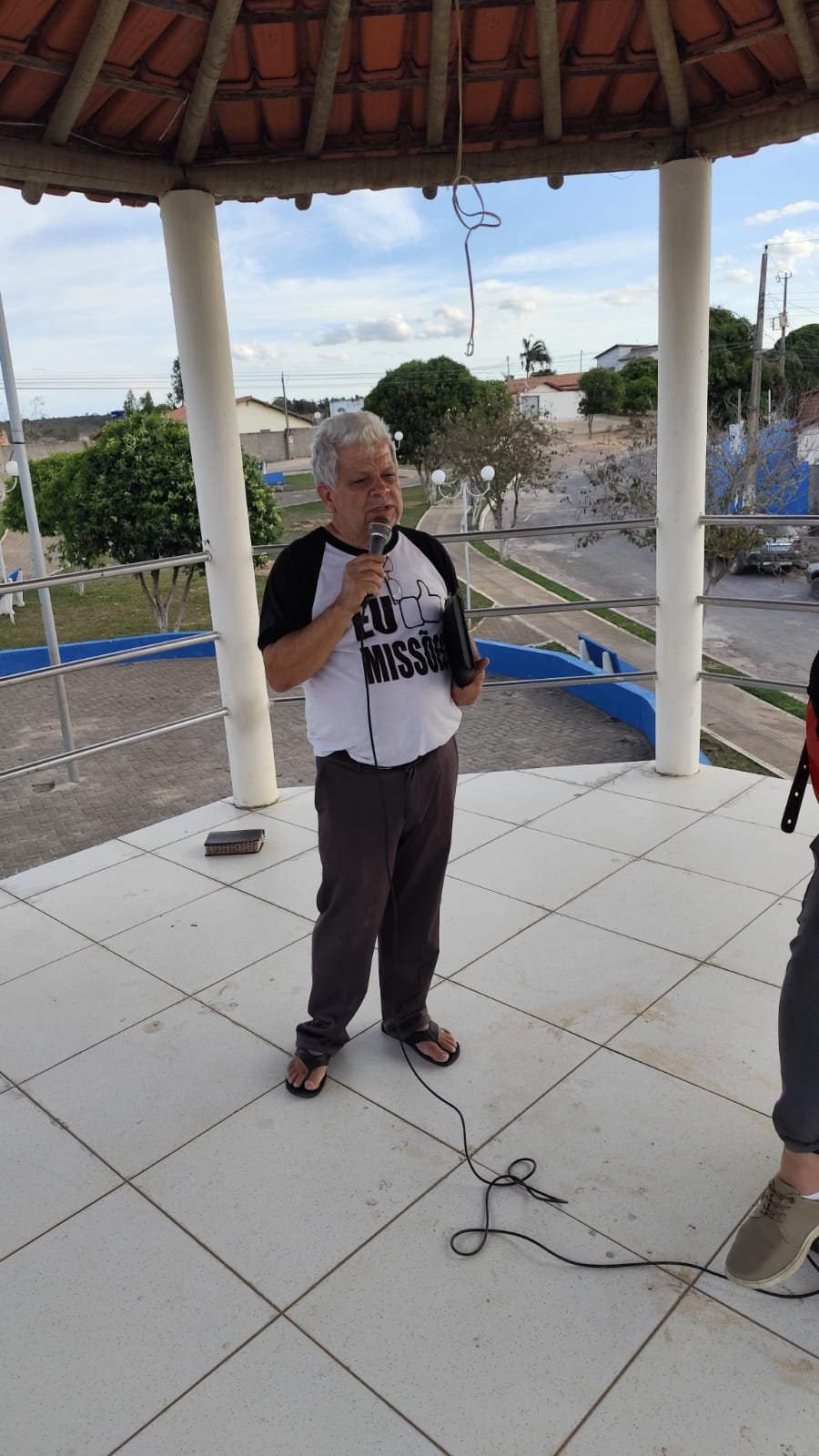 Pastor Elias durante a programação e um registro da comunidade de Água Boa.