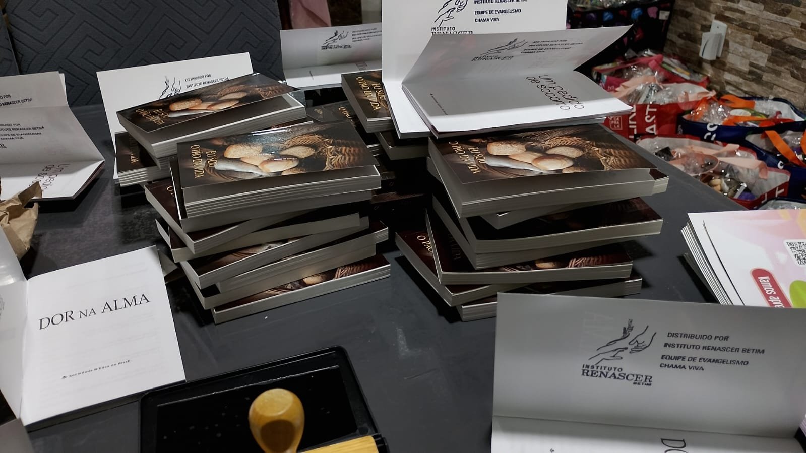 Campanha, montagem dos kits de higiene e organização das literaturas que seguiram para o Vale do Jequitinhonha.
